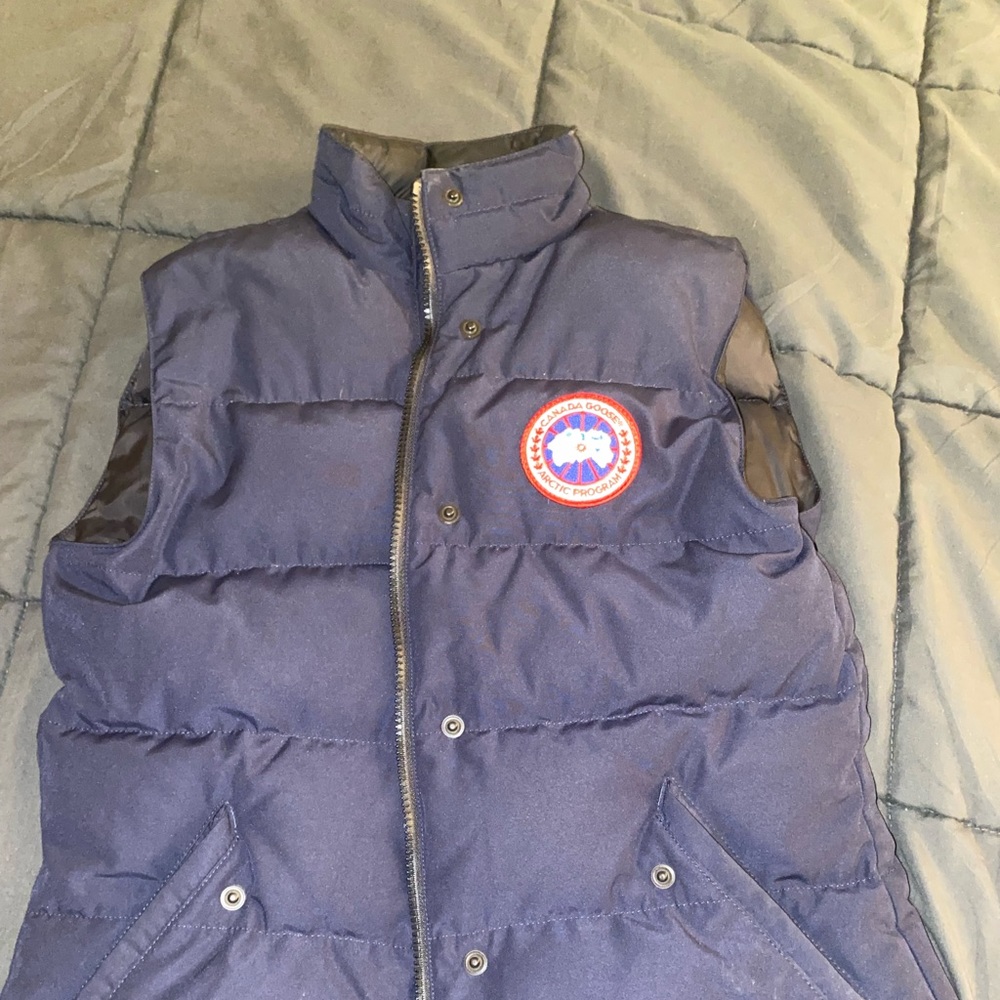 Canada goose vest blue worn 4 times practically brand new to small for me